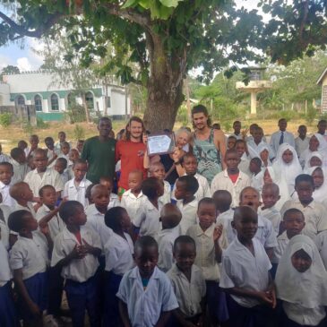 Visite de l’école du village et remise d’un certificat de remerciement au Kenya