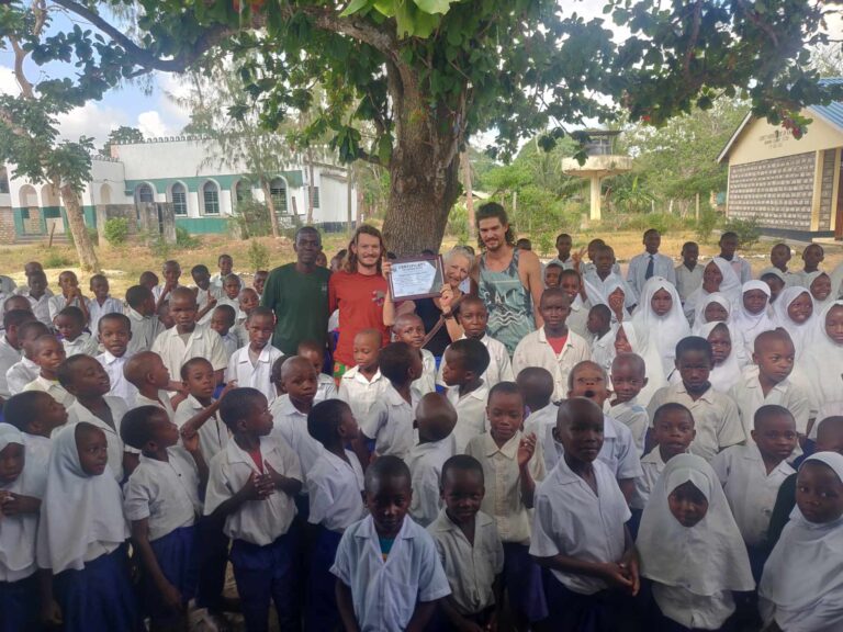 Visite de l’école du village et remise d’un certificat de remerciement au Kenya